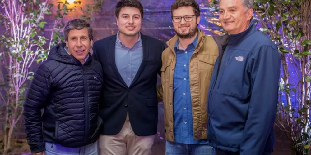 BLEND - O mês de setembro começou trazendo novidades na Avenida Balduíno Taques, com o lançamento de um grande empreendimento imobiliário em Ponta Grossa – o Blend. Como o nome sugere, o edifício representa a fusão entre o comercial e o residencial, segundo o que o projeto propõe. O evento, promovido pela Construtora ECB Engenharia, aconteceu no terreno onde o prédio será construído, e reuniu grandes investidores locais em um clima descontraído de churrasco. Com mais de 1,3 mil m² de área de lazer, o Blend tem plantas comerciais e residenciais na localização mais privilegiada da cidade, com acessos independentes para ambos os setores da torre, sendo uma excelente opção para quem planeja trabalhar em casa sem perder o foco e o profissionalismo. Além disso, esse lançamento também revelou grandes oportunidades para quem quer investir e ter um retorno certeiro com o mercado de locações. No registro Álvaro Góes, Fellipe Boratto, Brunno Boratto e Erlei Boratto.