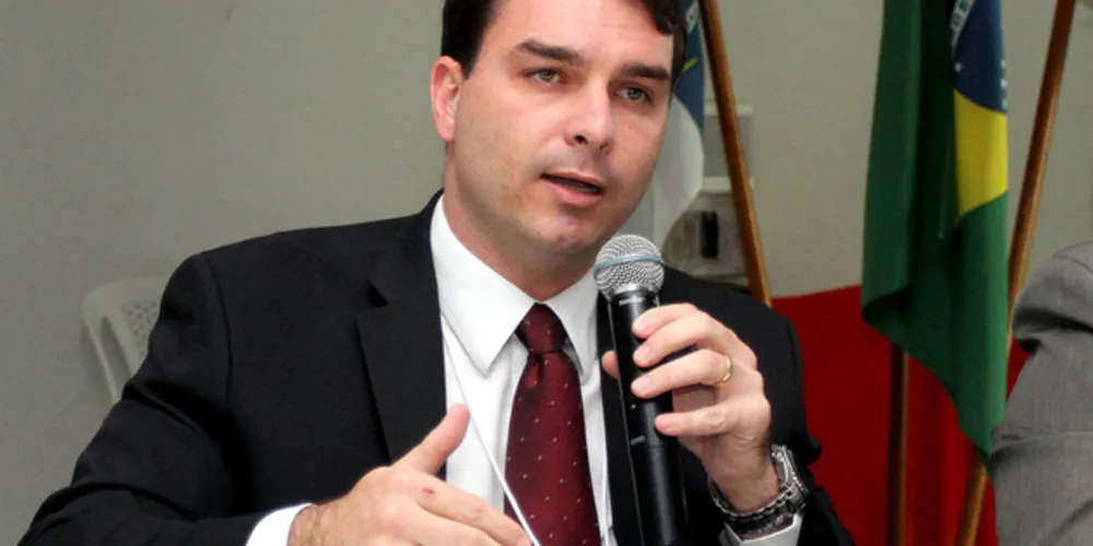 Imagem ilustrativa da imagem Flávio Bolsonaro diz que o quadro de saúde do pai é “muito grave”