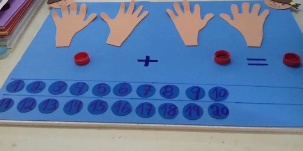 Imagem ilustrativa da imagem Atividade com dedos explora conceitos matemáticos em sala
