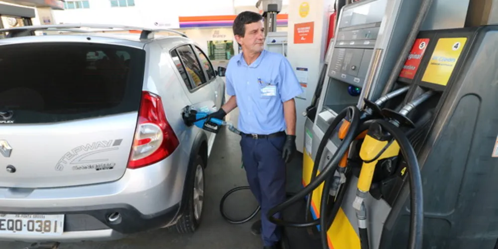 Imagem ilustrativa da imagem Petrobras eleva preço da gasolina em R$ 0,02