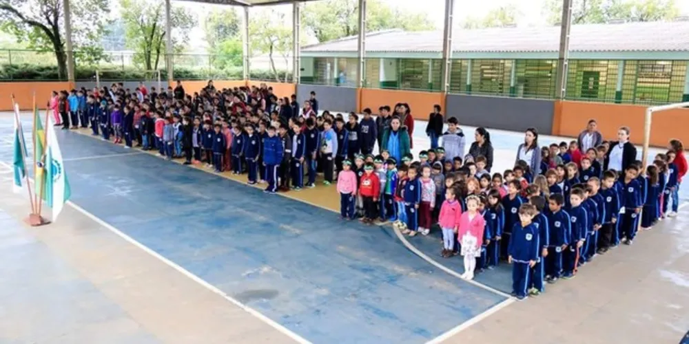 Imagem ilustrativa da imagem Alunos de Tibagi homenagem regiões do Brasil