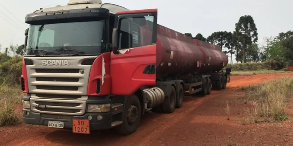 Imagem ilustrativa da imagem Bandidos roubam combustível de caminhão-tanque