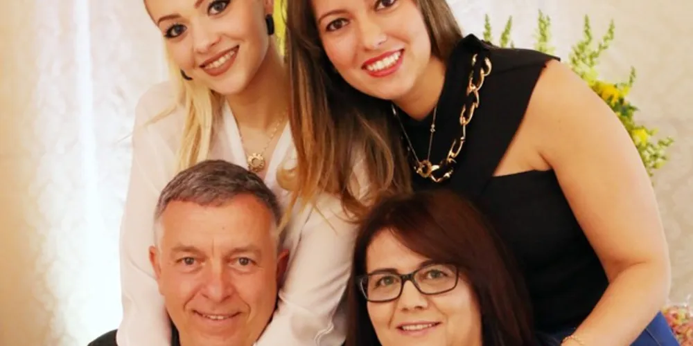 BRINDE A VIDA- A matriarca da família Genari, Célia Genari celebra em família neste sábado (15) a passagem de seu aniversário. No registro especial a família: Adir, Célia, Amelya e Ana Cecília. Da coluna RC os votos de saúde e alegrias.