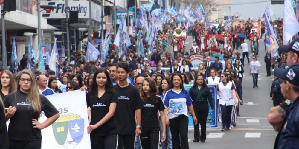 Imagem ilustrativa da imagem Desfile reúne milhares de pessoas na Vicente Machado