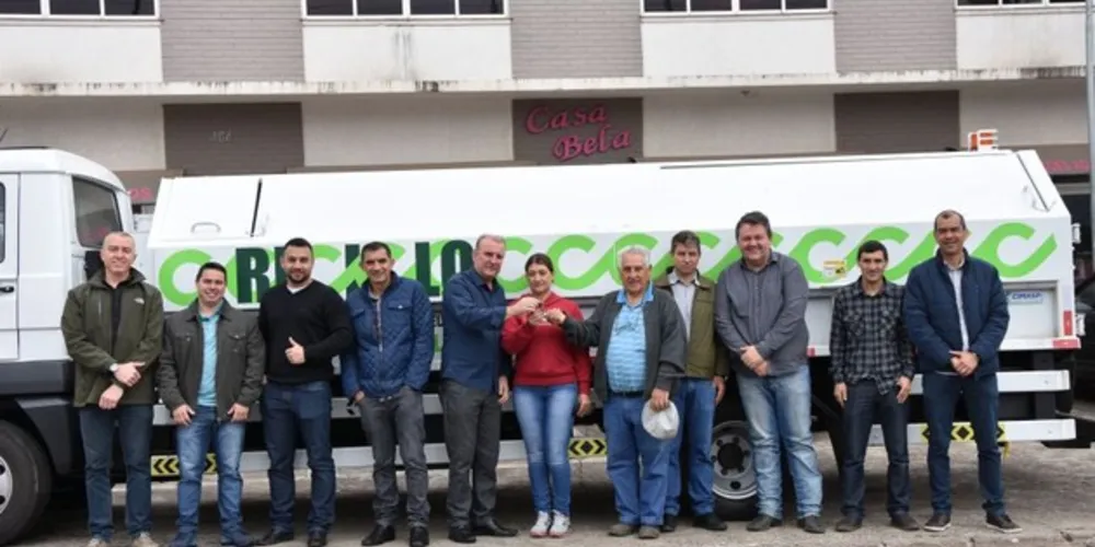 Imagem ilustrativa da imagem Caminhão reforça coleta seletiva em Carambeí