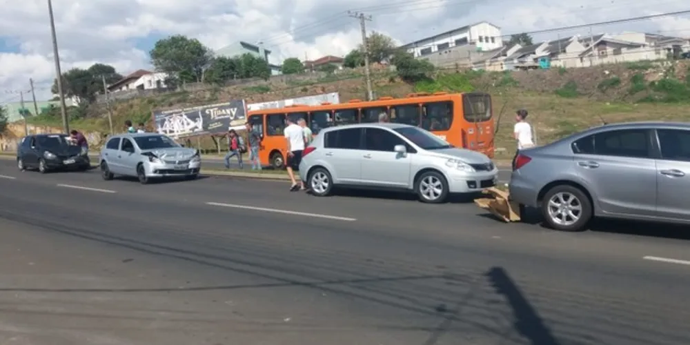 Imagem ilustrativa da imagem Engavetamento envolve 4 veículos na Visconde de Taunay