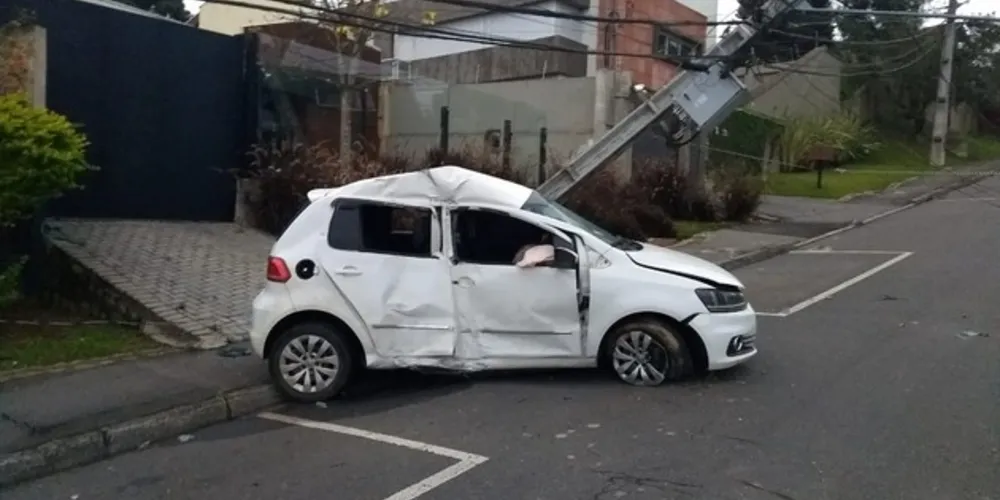 Imagem ilustrativa da imagem Estudante perde controle de carro e bate contra poste