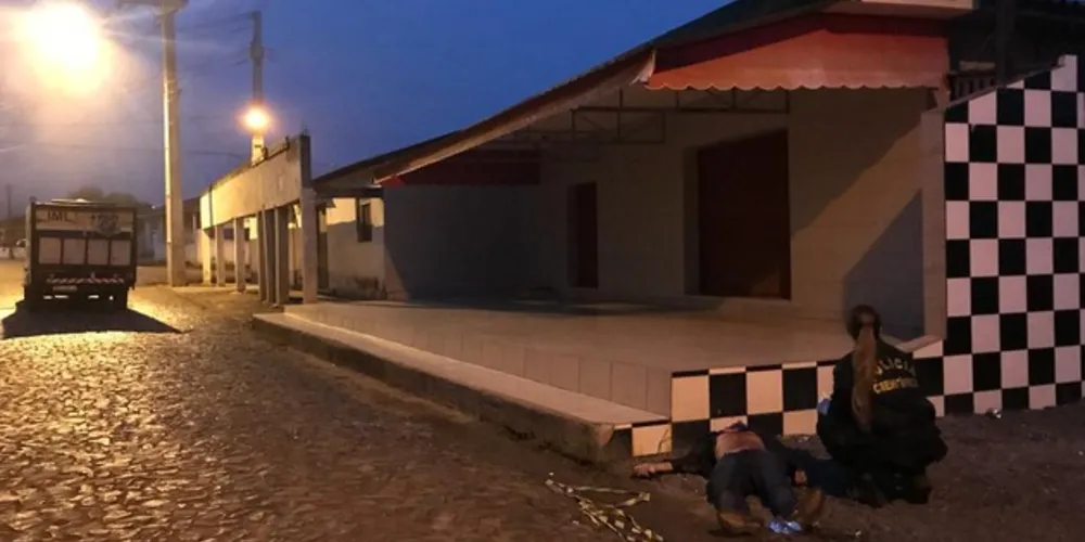 Equipes da Polícia Científica estiveram no local do crime