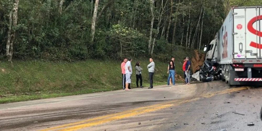 Imagem ilustrativa da imagem Acidente entre carro e caminhão deixa dois mortos na BR-116