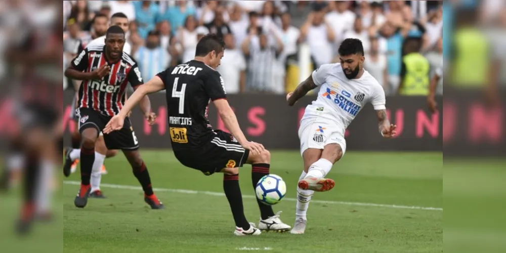 Imagem ilustrativa da imagem Santos e São Paulo ficam no 0 x 0 e tricolor segue na ponta