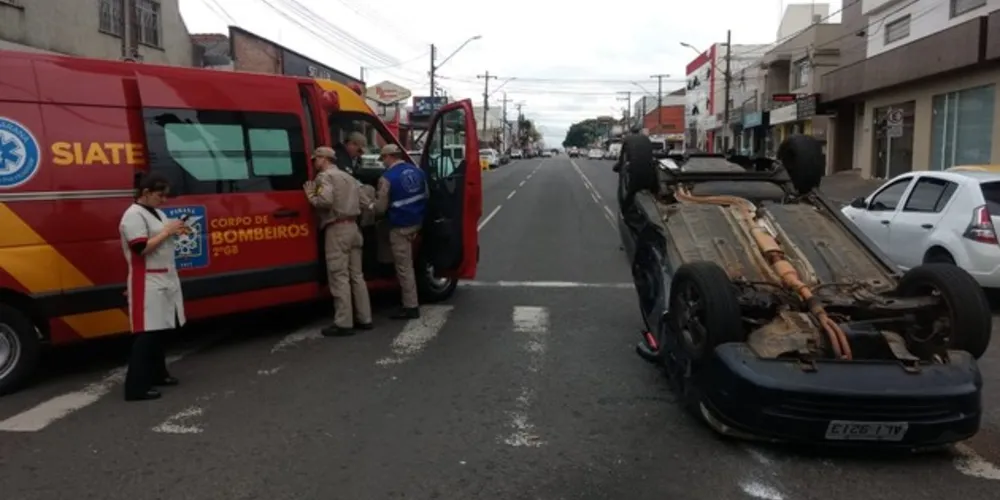 Imagem ilustrativa da imagem Carro capota em avenida movimentada de PG