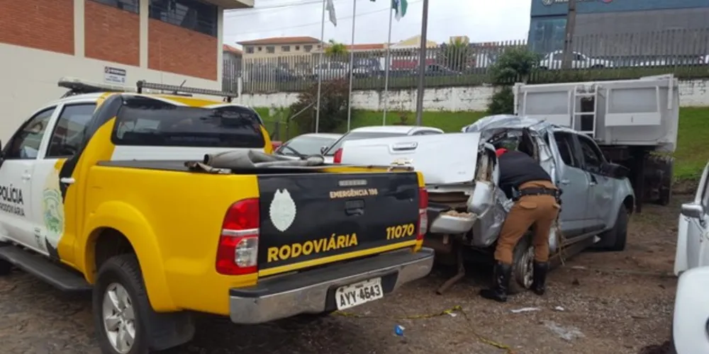 Caminhonete tinha alerta de roubo, chassi clonado e carga contrabandeada