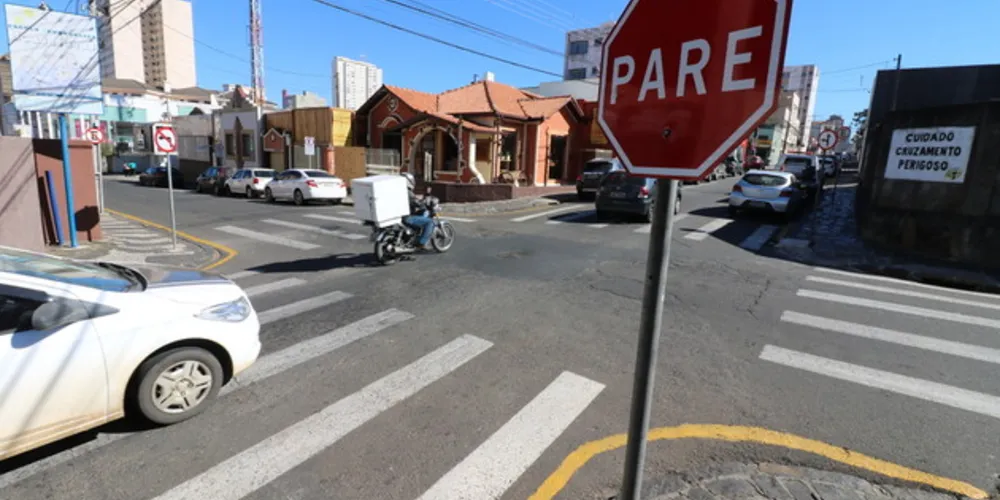 Cruzamentos com altos índices de acidente poderiam contar com placas alertando motoristas