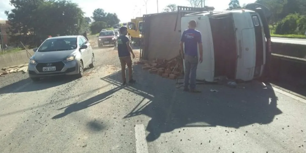Imagem ilustrativa da imagem Caminhão se perde em reta e dois ficam feridos na BR-116