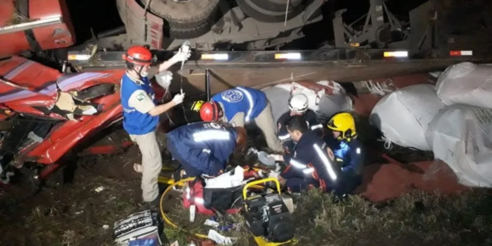 Uma carreta Scania carregada com ureia capotou e causou a morte do condutor