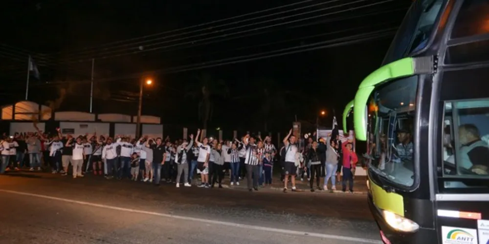 Centenas de torcedores se concentraram na saída do estacionamento do Estádio Germano Kruger para prestar apoio aos jogadores