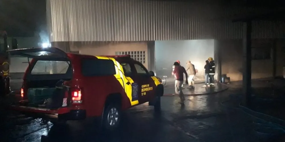 Imagem ilustrativa da imagem Incêndio atinge 'lava car' e destrói carros no Jd. Carvalho