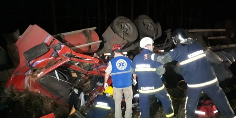 Vítima foi retirada das ferragens pelo Corpo de Bombeiros, mas não resistiu aos ferimentos