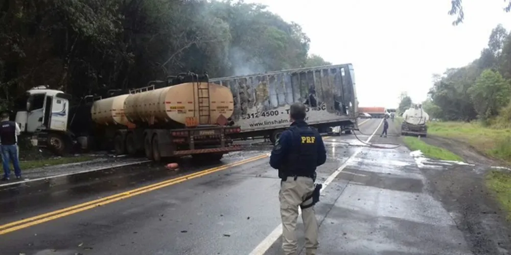 Imagem ilustrativa da imagem Colisão frontal deixa um morto e interdita a BR-376