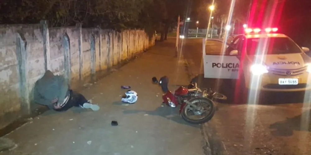 Imagem ilustrativa da imagem Em PG, motociclista bêbado cai ao tentar fugir da PM