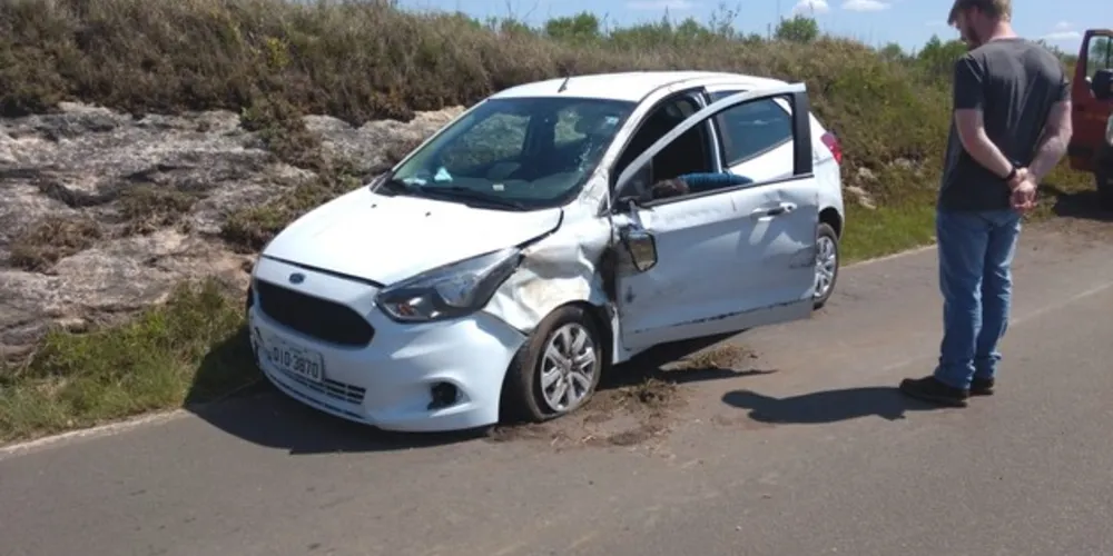 Imagem ilustrativa da imagem Mulher fica ferida após carro tombar na PR-438