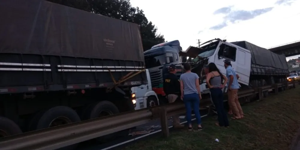 Imagem ilustrativa da imagem Colisão entre caminhões atrapalha trânsito na BR-376