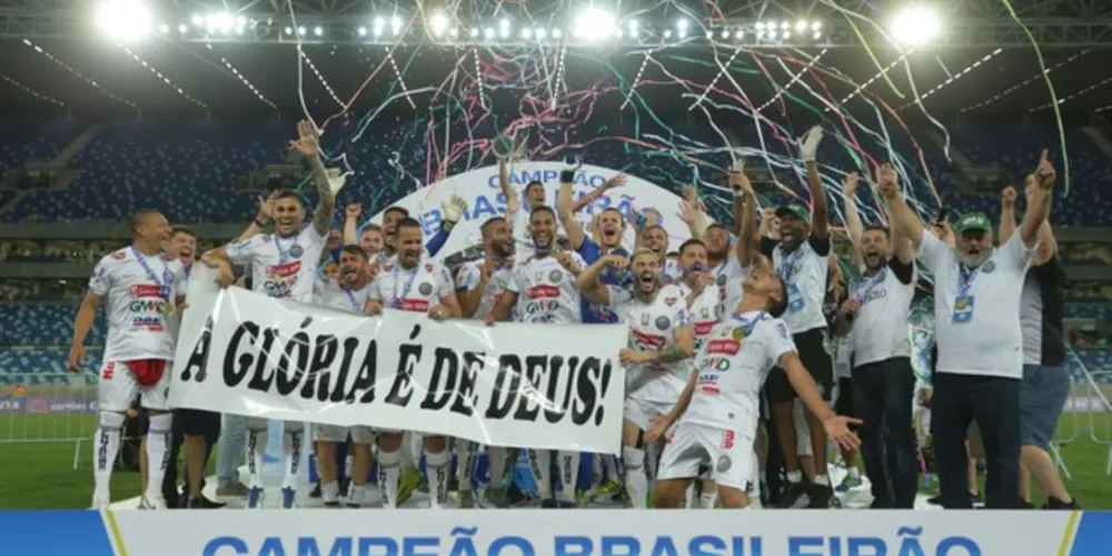A recepção à equipe acontece na altura do viaduto do Vendrami