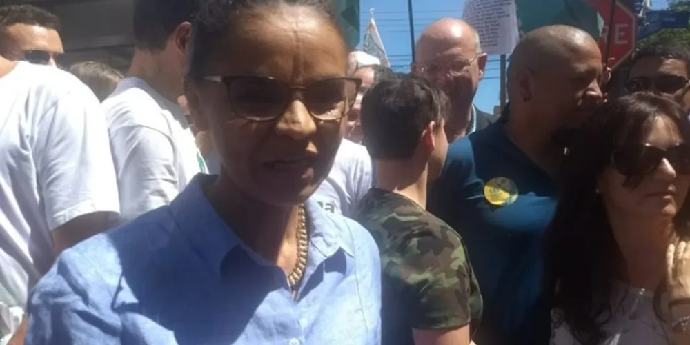 Imagem ilustrativa da imagem Marina faz caminhada em Curitiba e diz que combaterá corrupção