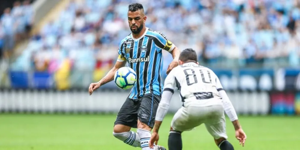 Imagem ilustrativa da imagem Grêmio vence de virada e cola na liderança do Brasileiro