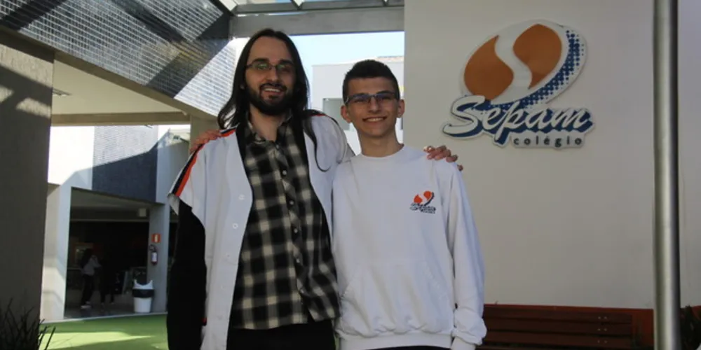 Professor Matheus Frare e o aluno Danilo Beltrame.
