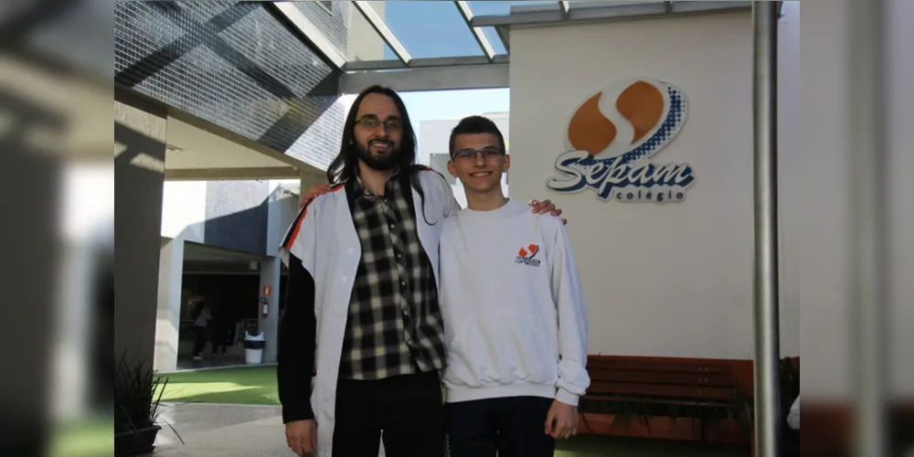 Professor Matheus Frare e o aluno Danilo Beltrame.