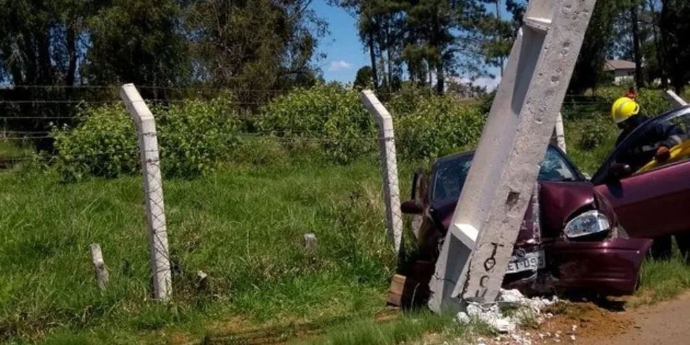 carro estaria em alta velocidade quando se desgovernou numa curva e atingiu o poste, em sua base