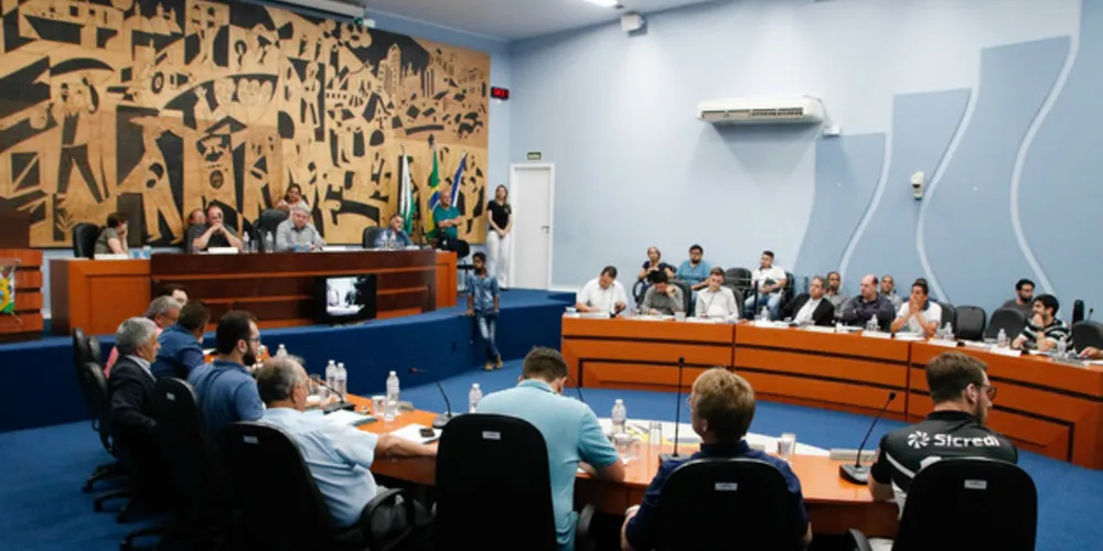 Imagem ilustrativa da imagem Em meio à discussão, Câmara aprova licença de Rangel