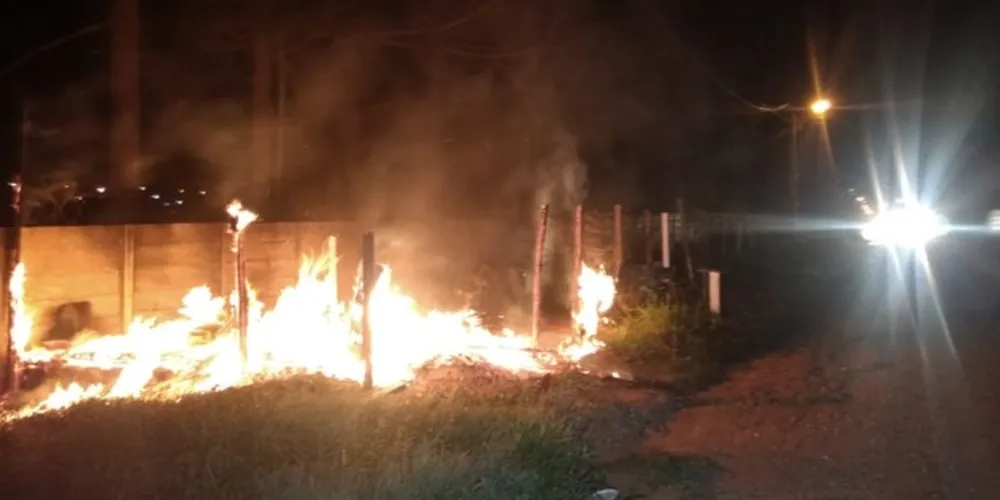 Imagem ilustrativa da imagem Incêndio atinge casa e mobiliza bombeiros em Uvaranas