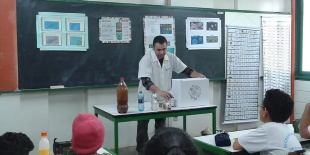 Imagem ilustrativa da imagem Alunos conhecem ‘universo’ dentro de gota d’água