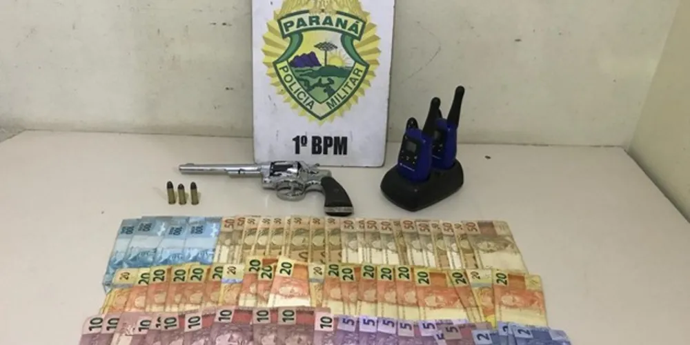 Imagem ilustrativa da imagem PM prende rapaz com arma, dinheiro e rádios comunicadores