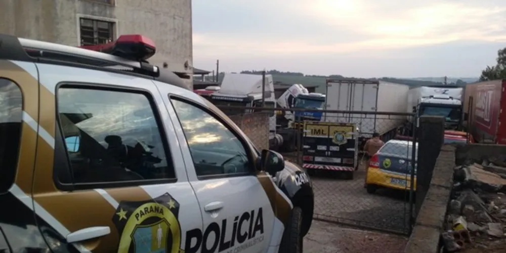 Equipes do IML estiveram no local para recolher o corpo