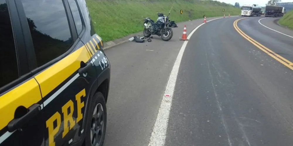 Motocicleta bateu contra barranco; Uma pessoa morreu e outra ficou gravemente ferida