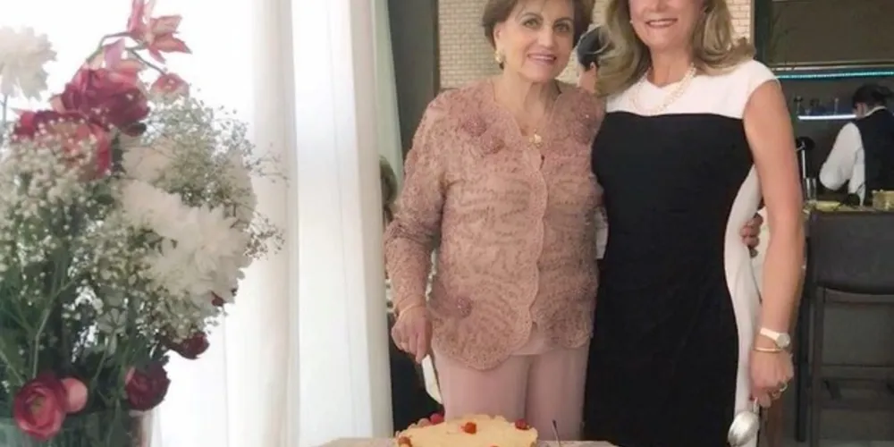PORTRAIT - No registro especial, a beleza e simpatia de mãe e filha, Malvina Faé e Edna Fae Giostri.
