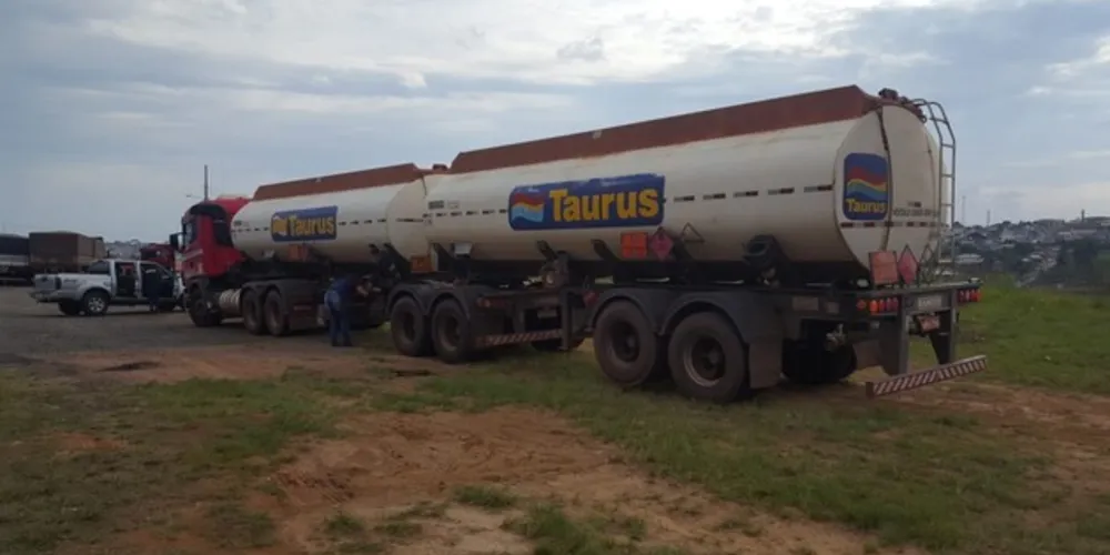 Imagem ilustrativa da imagem Ladrões fazem refém para roubar carga de diesel