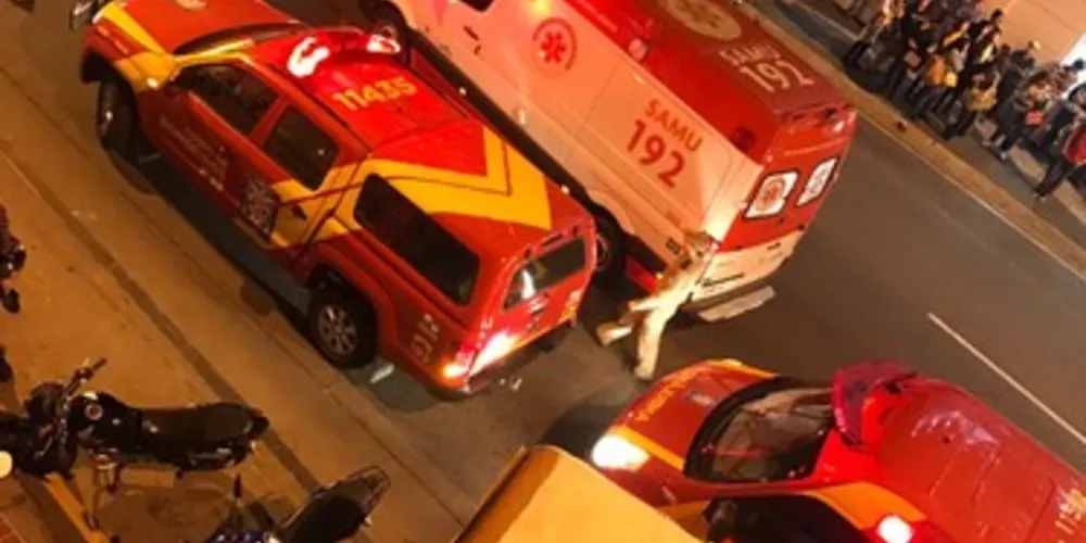 Imagem ilustrativa da imagem Carro e moto batem e atingem trailer de lanche no Centro