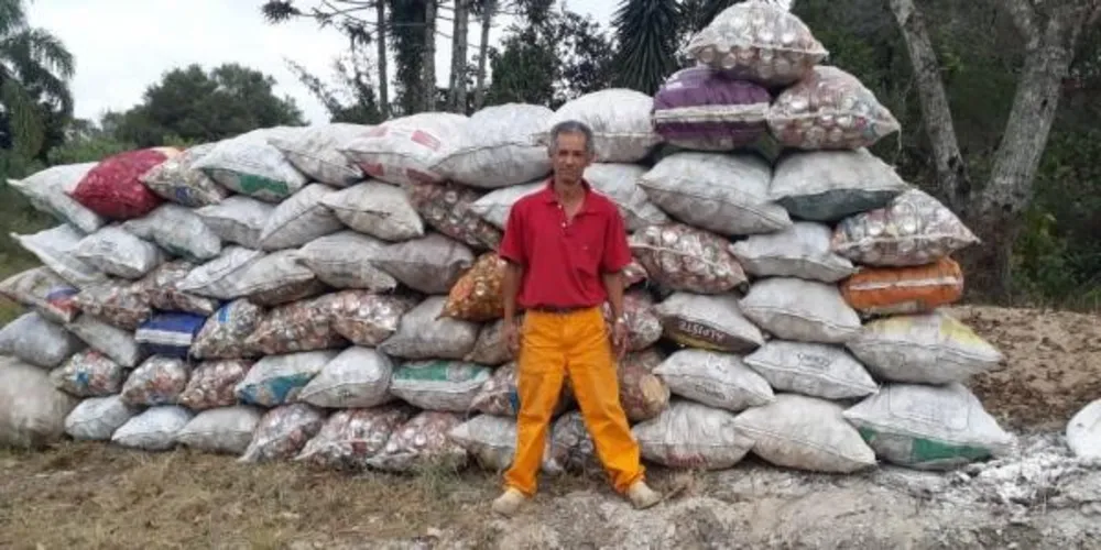 Imagem ilustrativa da imagem Morador junta latinhas na rua para construir casa para família
