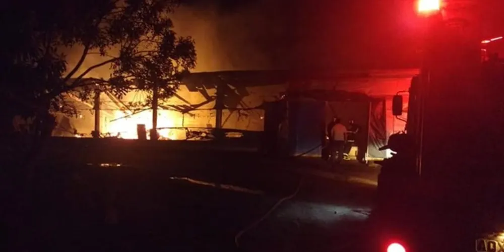 Imagem ilustrativa da imagem Bombeiros combatem fogo em granja de Carambeí