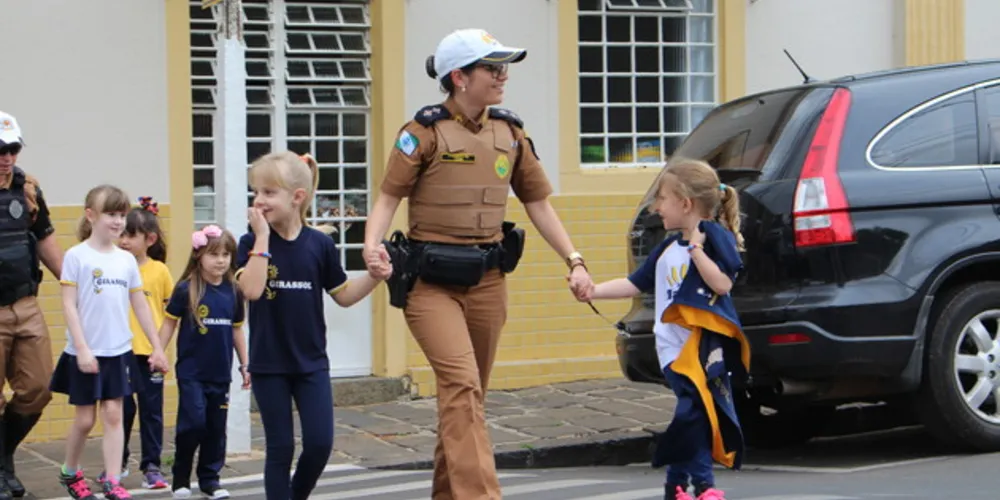 Imagem ilustrativa da imagem Policiais visitam escola para promover educação de trânsito