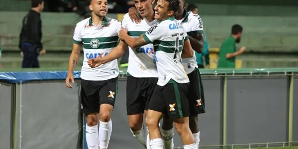 Imagem ilustrativa da imagem Coritiba vence o Avaí e mantém vivo sonho do acesso