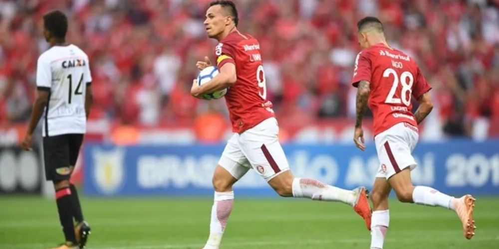 Imagem ilustrativa da imagem Inter vence Vitória e encosta na liderança do Brasileirão
