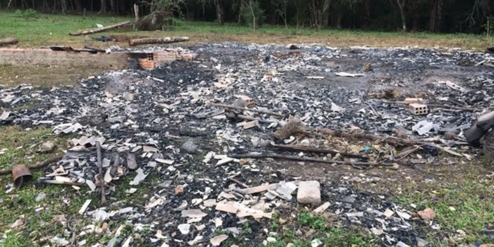 Imagem ilustrativa da imagem Incêndio destrói casa e idosa de 112 anos desaparece