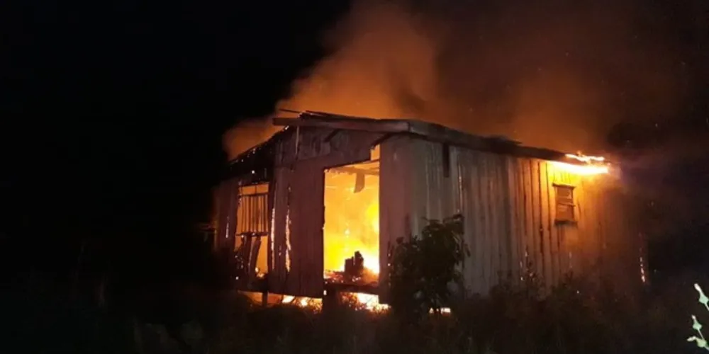 Imagem ilustrativa da imagem Incêndio destrói casa de madeira na região da Vilela