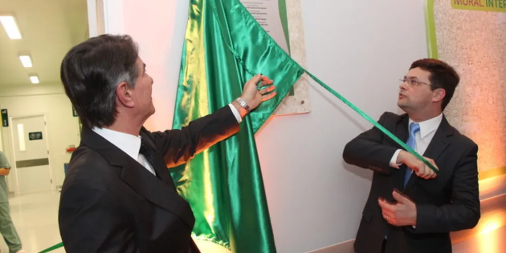Dr. Paulo Fernandes Faria (presidente da Federação das Unimeds do Paraná) e Dr. Rafael Francisco dos Santos (presidente Unimed Ponta Grossa)