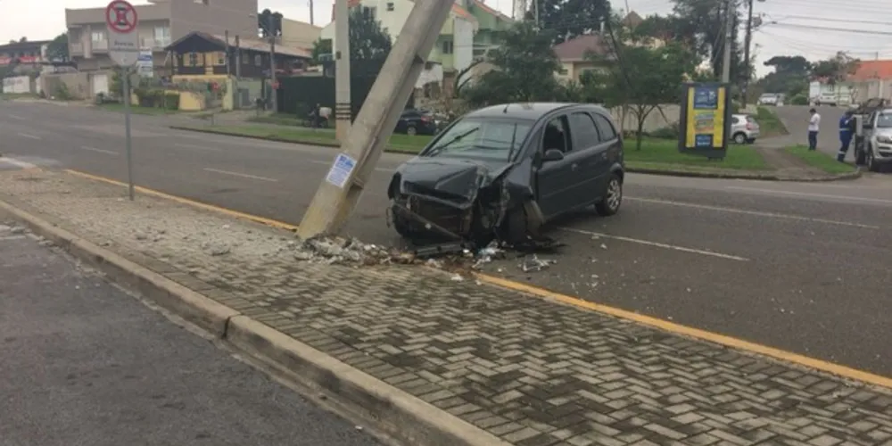 Imagem ilustrativa da imagem Carro bate contra poste e passageira fica ferida